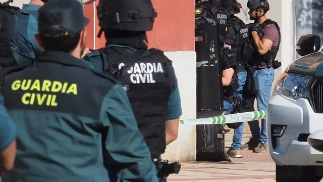 Efectivos de la UEI de la Guardia Civil en su actuación ante el atrincheramiento del Chiqui en el pueblo de Santovenia de Pisuerga (Valladolid).
