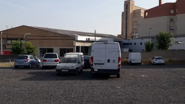 Vehículos estacionados en el conocido como 'parking de la textil', en la calle de Carrera Zaragoza de Tarazona, donde también actuó el menor arrestado