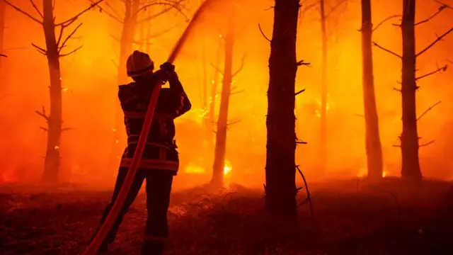 Un bombero trabaja en el fuego de Landiras, en Francia.
