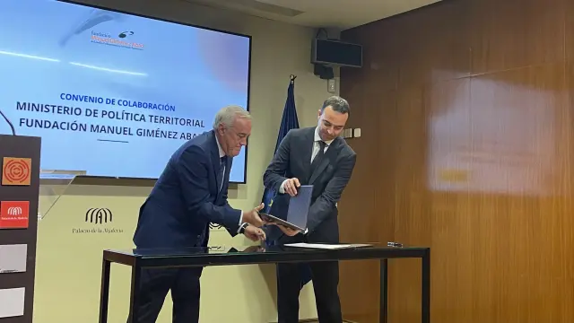 Firma del convenio entre la Fundación Giménez Abad y el Ministerio de Política Territorial.