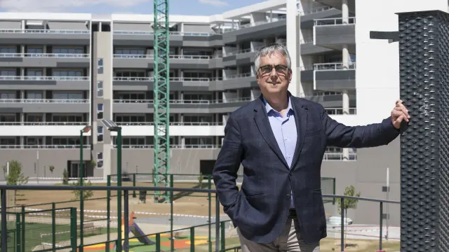 Juan Carlos Bandrés, director general del Grupo Lobe, frente a uno de los edificios de viviendas que construyen.