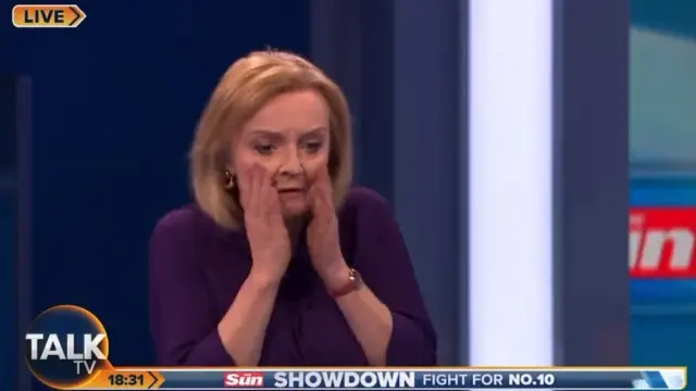 Liz Truss reacciona al accidente durante el segundo debate entre conservadores a la jefatura del Gobierno británico.