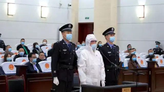 Tang Lu, en el momento cuando fue condenado a muerte por prender fuego a su exmujer