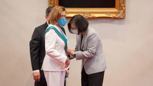 Tsai Ing-wen condecora a Pelosi por su apoyo al territorio.