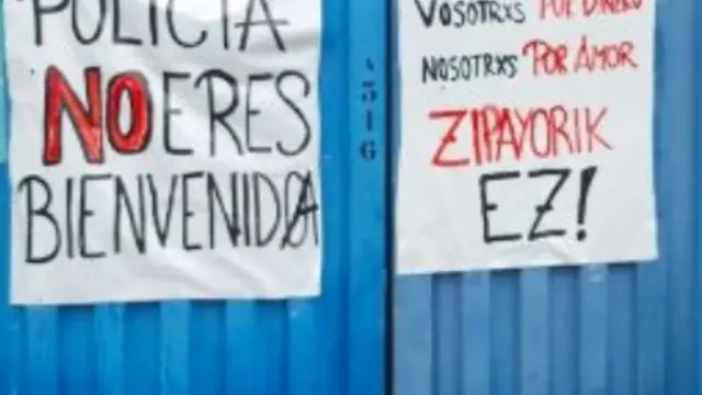 Carteles contra la Ertzaintza aparecidos en el barrio de Romo, en Getxo (Vizcaya)