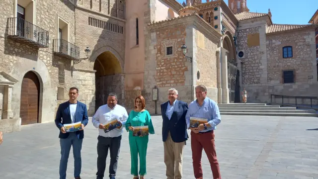 Los representantes de la empresa Hispania Silva, con responsables municipales en la plaza de la Catedral de Teruel.