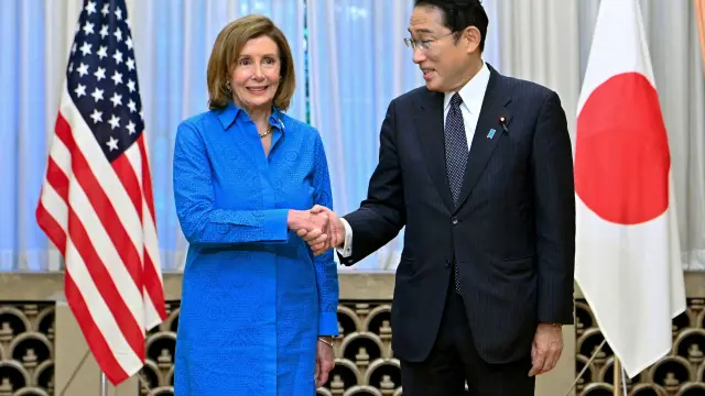 Fumio Kishida y Nancy Pelosi, durante su encuentro en Tokio.