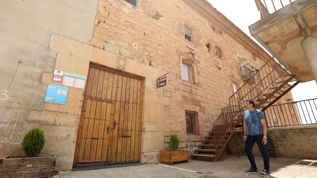 El alcalde, Santiago Rodríguez, junto al convento de los Carmelitas de Gea de Albarracín.
