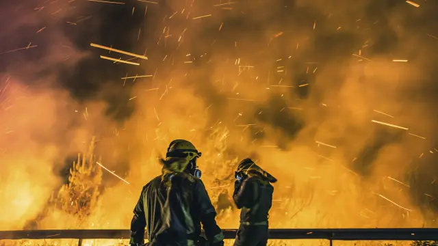 Labores de extinción del incendio en Boiro.