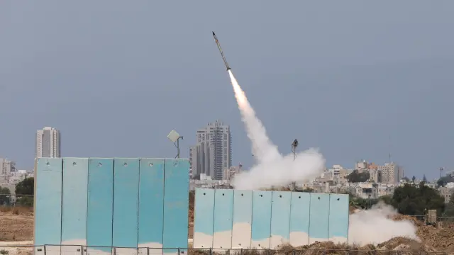 Lanzamiento de un misil cerca de la ciudad de Ashdod, en el sur de Israel, este sábado.