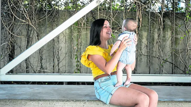 Sofía Zarza, con Bruno, el primer bebé aragonés del año, en Parque Venecia.