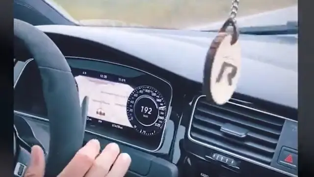 Captura de uno de los vídeos, con la aguja del velocímetro marcando 200 km/h.