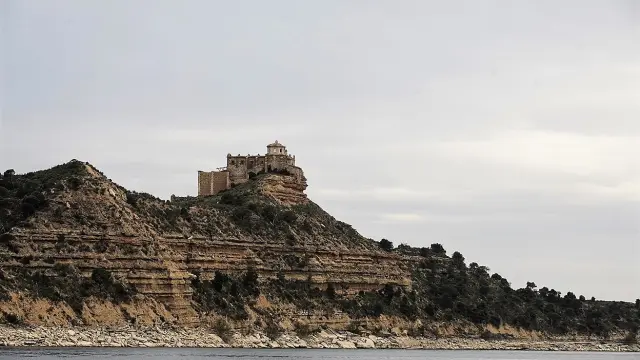 La isla de la Magdalena, vista desde el mar de Aragón, con la ermita en lo alto.