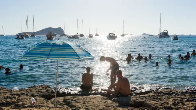 Bañistas en Ibiza, este jueves.