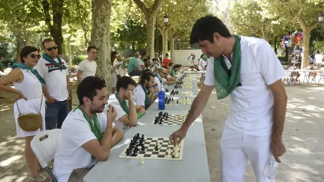 El Parque Miguel Servet acogió la Gran Simultanea de ajedrez de San Lorenzo.