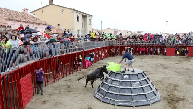 Los vecinos y visitantes de las fiestas de Sarrión en la plaza de toros