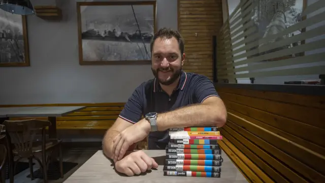 Juan Gasca, con las diferentes ediciones de sus libros publicados.