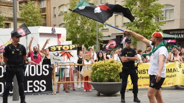 Un aficionado con una montera exhibe una bandera frente a los concentrados.