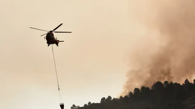 Medios aéreos se incorporan al incendio forestal de Vall d'Ebo (Alicante)