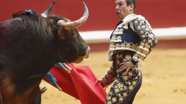 El diestro José María Manzanares con su segundo toro de la tarde en el festejo de este lunes de la Semana Grande de San Sebastián.