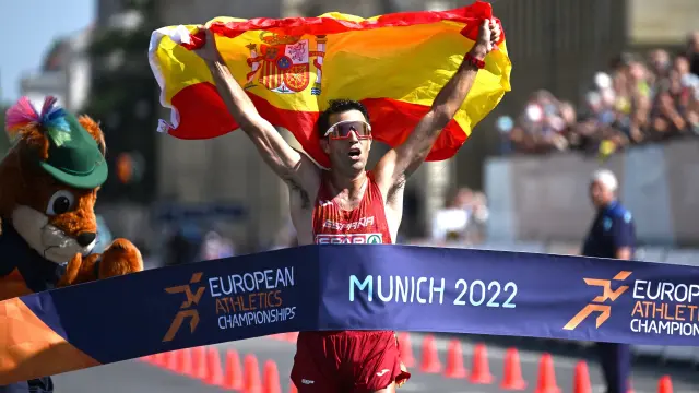Miguel Ángel López cruza la línea de meta en Múnich.