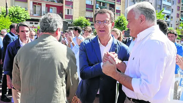 El presidente del PP, Núñez Feijóo, y el vicesecretario Esteban González Pons, en julio, en Ermua.