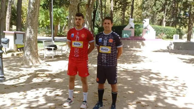 Miguel Malo y Adrià Pérez, con las nuevas equipaciones del Bada.