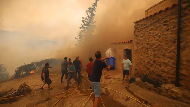 Vecinos intentando frenar las llamas en el incendio del Moncayo.
