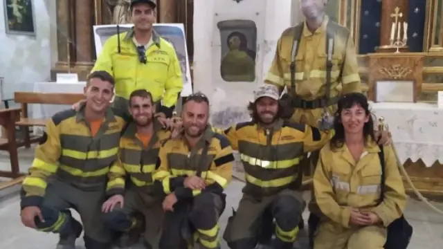 El grupo de bomberos que visitó el Ecce Homo de Borja tras agotar un turno de trabajo en el incendio.
