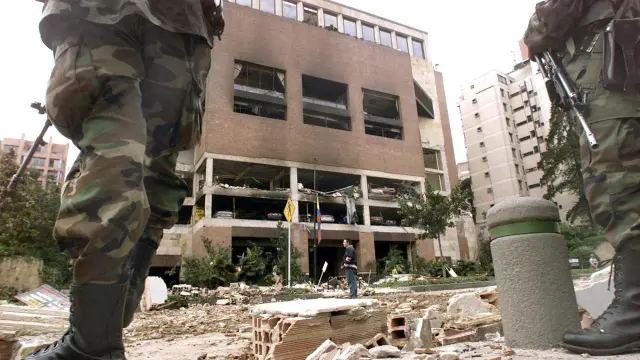 Restos del club el Nogal de Bogotá tras la explosión de un coche bomba, colocado por las FARC, el 8 de febrero de 2003.