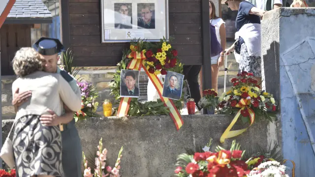 Los vecinos de Sallent de Gállego han vuelto a recordar a los guardias civiles Irene Fernández y José Ángel de Jesús, asesinados por ETA hace 22 años.