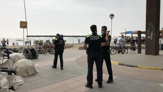 Policías patrulla por una zona de la Costa Brava con top manta