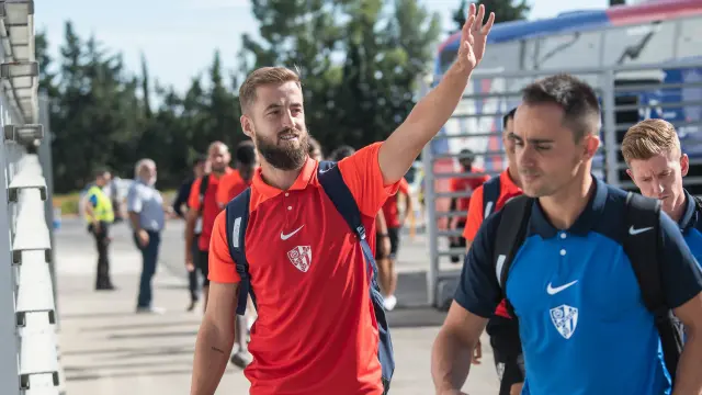 Pulido saluda a los aficionados en la llegada de la SD Huesca a El Alcoraz.