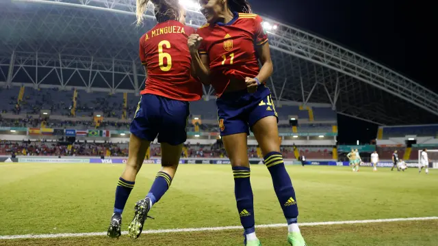 Salma Paralluelo celebra con su compañera Mingueza el pase a semifinales.
