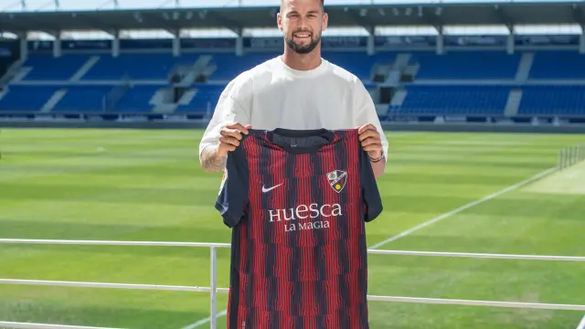 Carrillo, con su nueva camiseta, la de la SD Huesca, y en su nuevo estadio, El Alcoraz.
