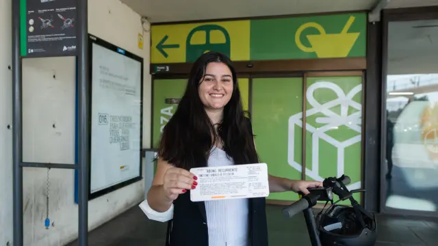 La estudiante Lucía Villa, ayer, con su abono para viajar a Alicante con un 50% de descuento. Francisco Jiménez