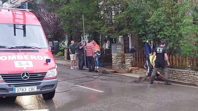 Los bomberos de la DPT achican agua en las viviendas inundadas de Alcalá de la Selva.