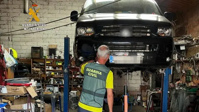El taller ilegal de reparación de automóviles encontrado por la Guardia Civil.