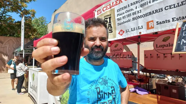 Guillem Laporta, muestra una cerveza en Birragoza.