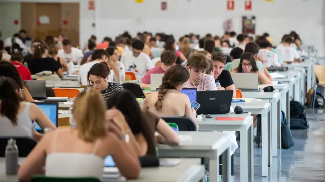 Alumnos en la Facultad de Económicas ante los últimos exámenes de septiembre.