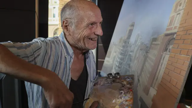 El pintor manchego Antonio López ha vuelto a salir a la calle con sus pinceles este mes de agosto para continuar sus pinturas madrileñas.