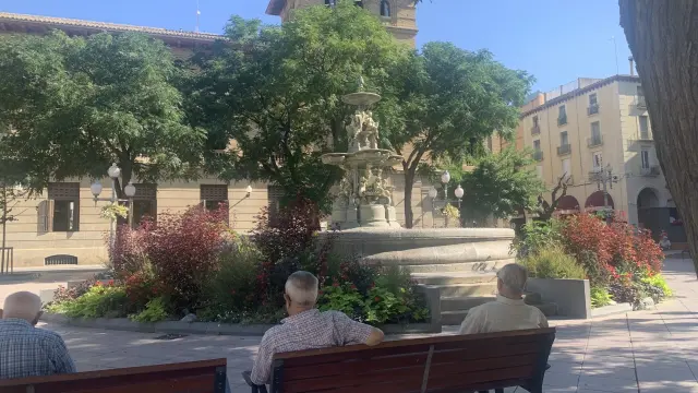Huesca ha dejado sin agua sus fuentes ornamentales, como esta de la plaza de Navarra.