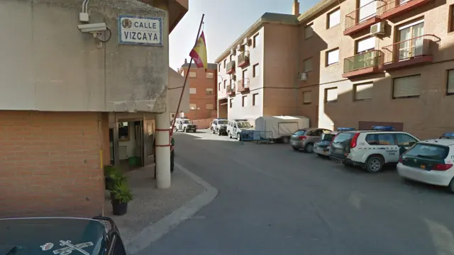 Entrada del cuartel de la Guardia Civil en Casetas, donde robaron la bandera.
