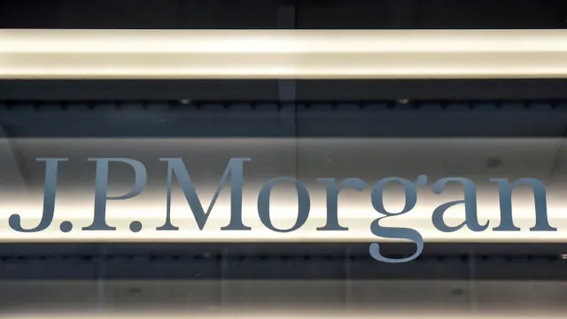 El logo de JPMorgan logo en un edificio Nueva York,