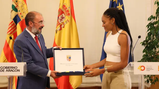 Lambán recibe a Salma Paralluelo en la sede del Gobierno de Aragón.