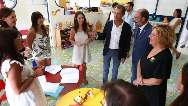Deniel Gimeno muestra el área escolar de la fundación a Javier Lambán y María Victoria Broto.