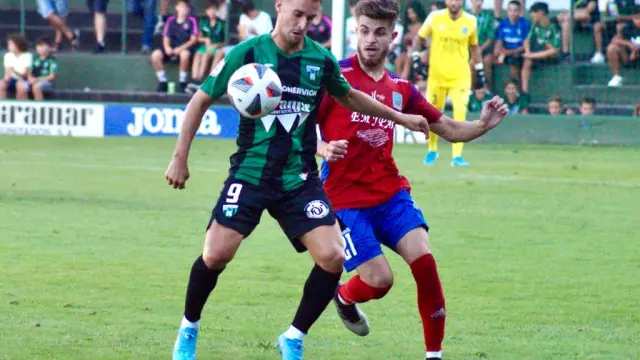 Rafa Manosalva, del Tarazona, presiona a Yurrebaso, autor del único gol del partido.