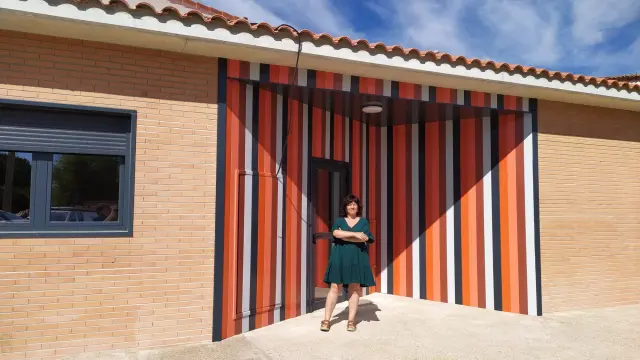 La alcaldesa de La Almunia, Marta Gracia, ante la nueva escuela infantil.