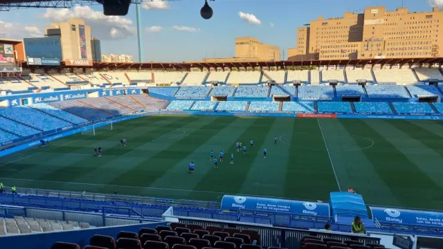 Los jugadores del Lugo y del Real Zaragoza, en el césped de La Romareda hora y media antes del partido de este domingo.