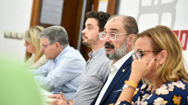 Javier Lambán, en el centro, durante la reunión del PSOE aragonés